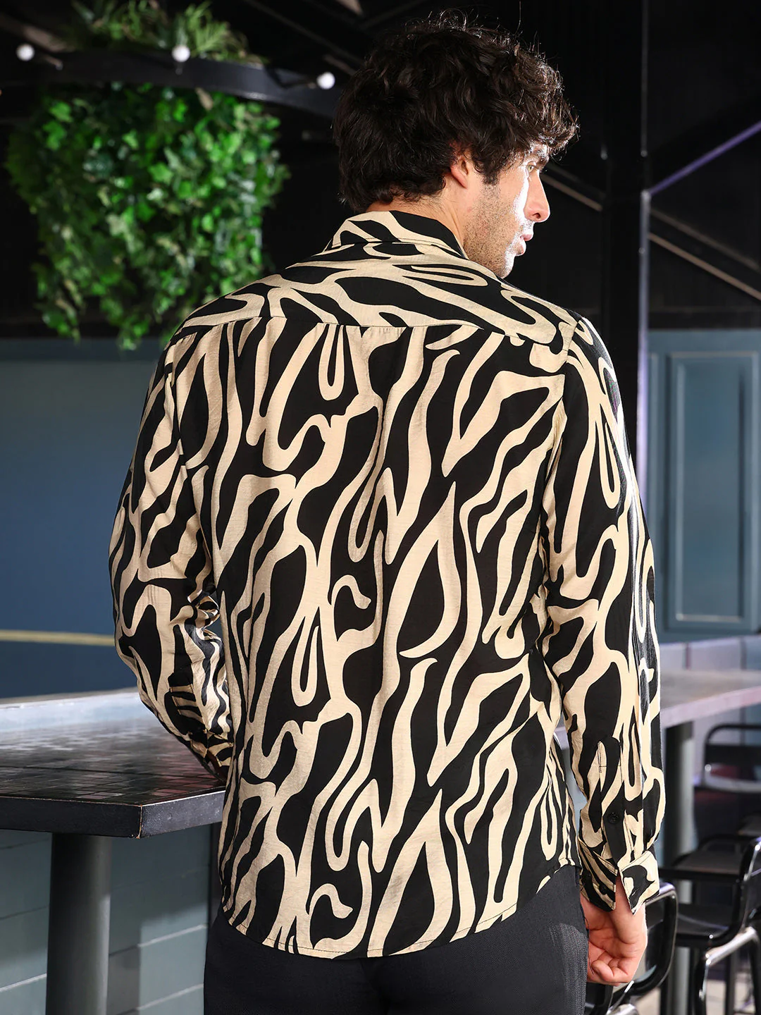 Contrast-Flowing Imprint Shirt - Image 4