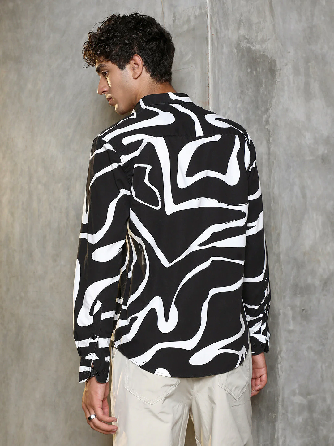 Contrast-Graffiti Imprint Shirt - Image 4