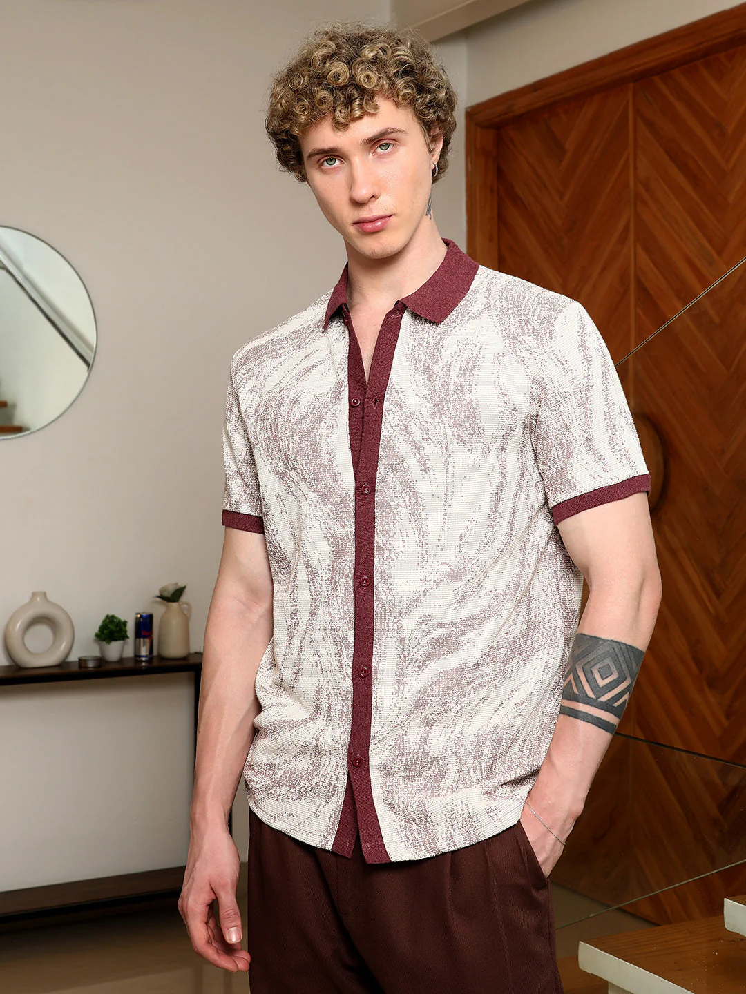 Textured Cotton Blend Shirt With Maroon Accents - Image 3