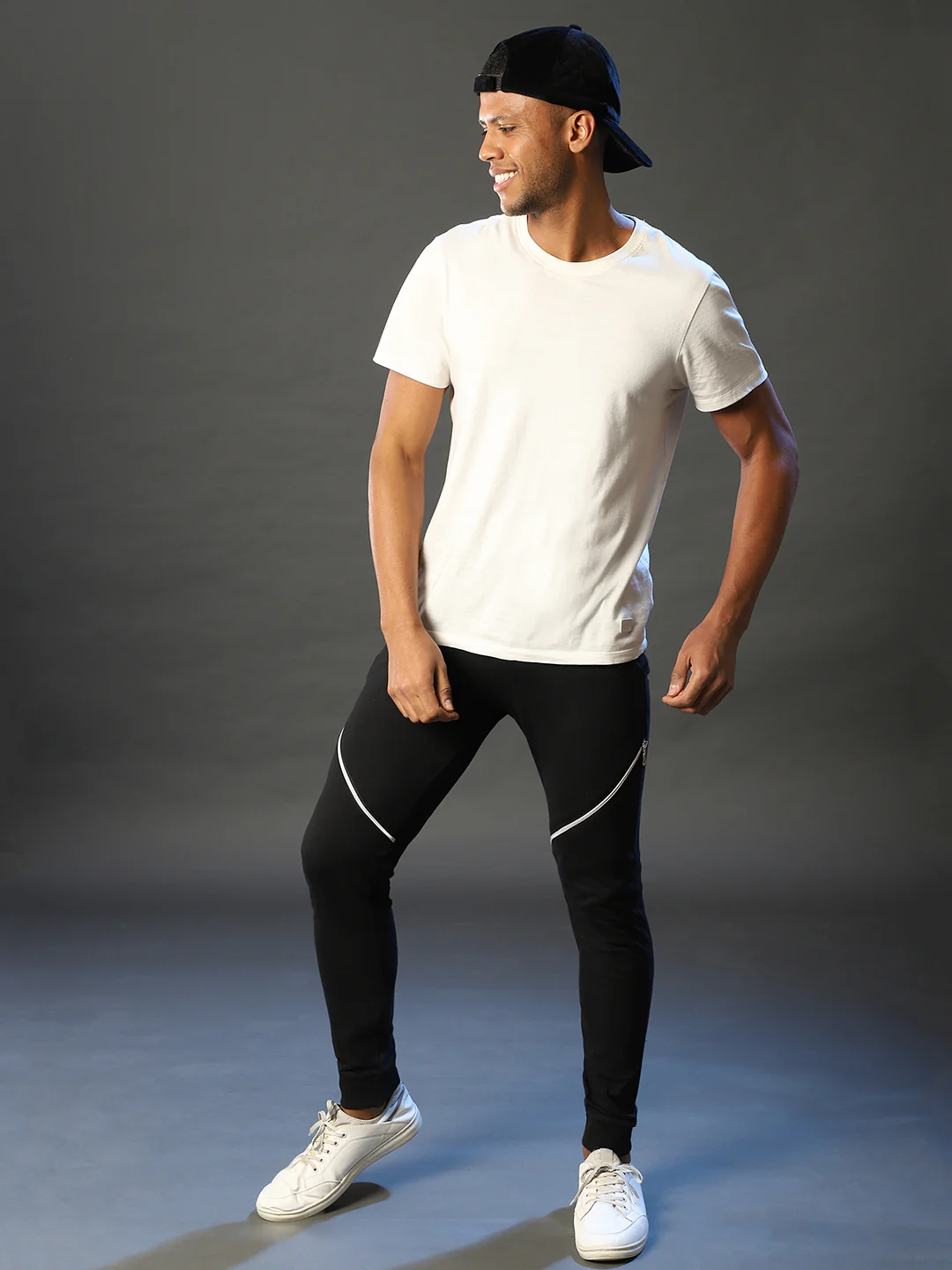 Solid Trackpants With Contrast Zipper Details - Image 5